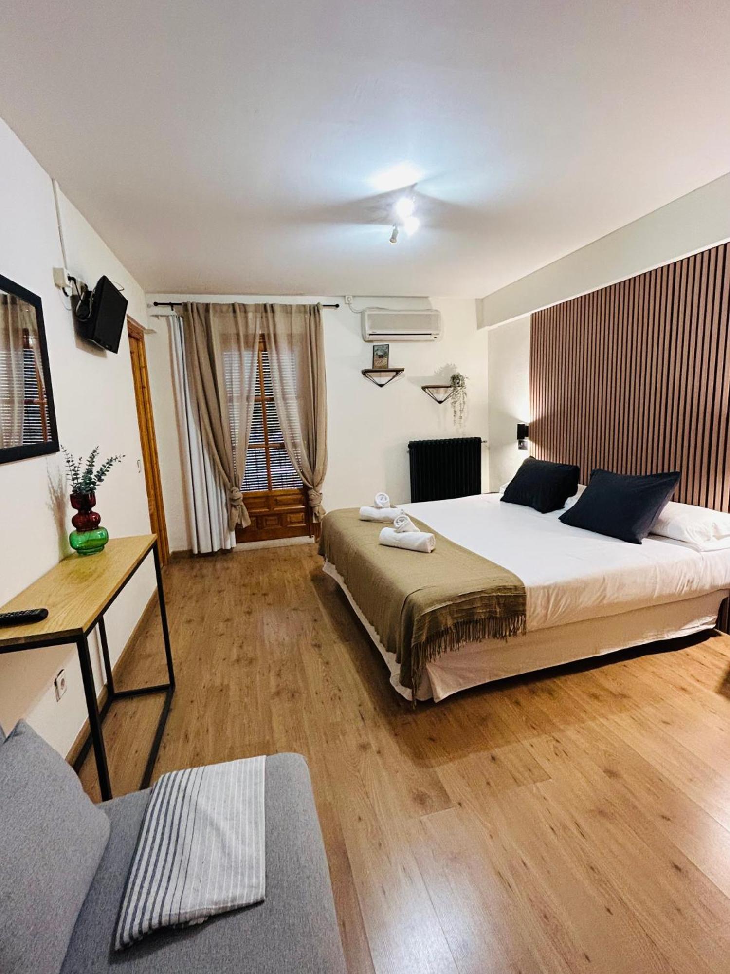 Hostal La Colonial Madrigal de la Vera Εξωτερικό φωτογραφία